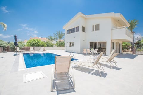 Property building, Swimming pool, sunbed