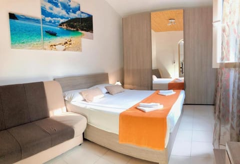 Bed, TV and multimedia, Living room, Bedroom, towels