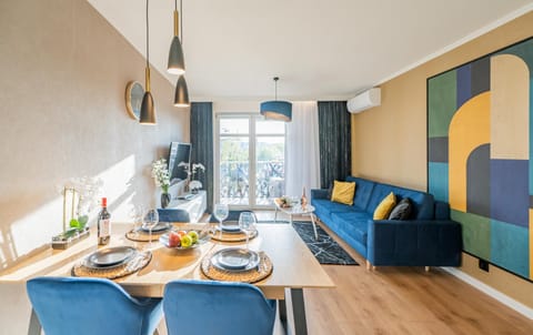Living room, Seating area, Dining area, Food, air conditioner