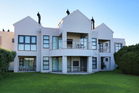 Property building, Day, Garden, Garden view