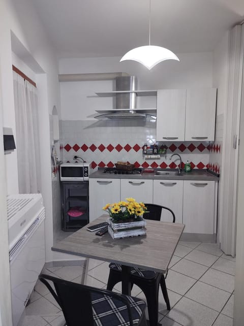 Kitchen or kitchenette, Dining area, minibar, stove