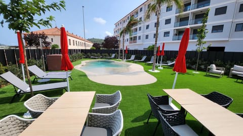 Day, Swimming pool, sunbed