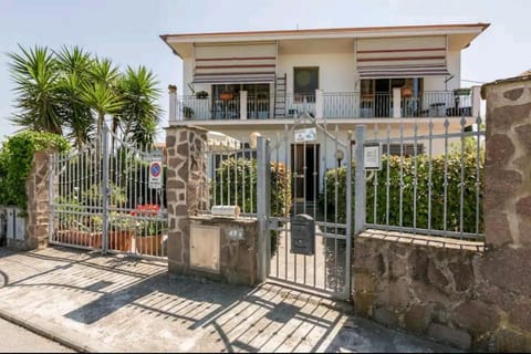 Property building, Garden, Balcony/Terrace