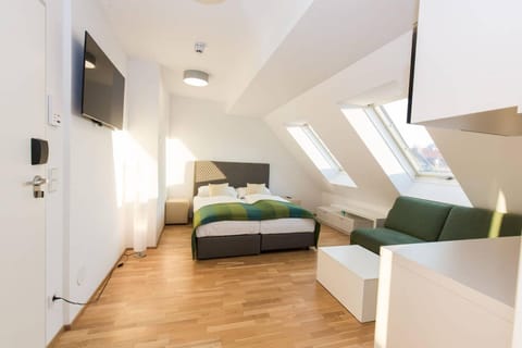 Communal lounge/ TV room, Bed, TV and multimedia, Living room, Photo of the whole room, Seating area, Evening entertainment, Bedroom