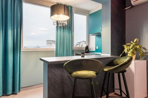 Kitchen or kitchenette, Seating area, Dining area