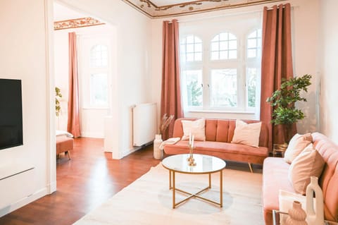 Communal lounge/ TV room, TV and multimedia, Living room, Seating area, Evening entertainment