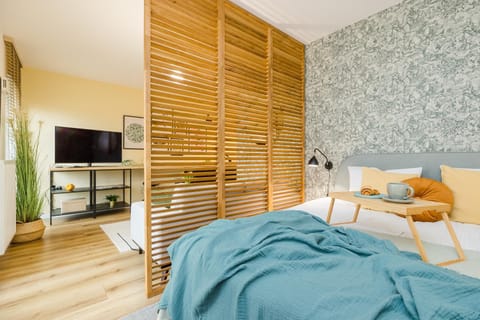 Bed, TV and multimedia, Bedroom