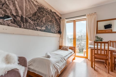 Bed, TV and multimedia, Photo of the whole room, Seating area, Bedroom