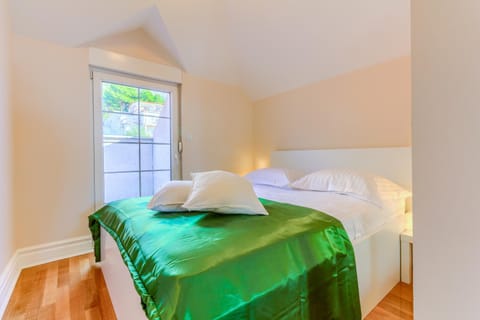 Bed, Photo of the whole room, Bedroom, Mountain view