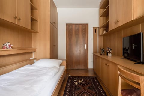 Bed, TV and multimedia, Balcony/Terrace, Bedroom, wardrobe, air conditioner