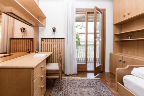 Bed, Balcony/Terrace, Bedroom, wardrobe, air conditioner