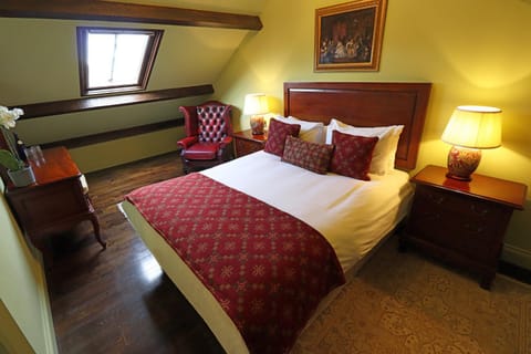 Bed, Photo of the whole room, Seating area, Bedroom