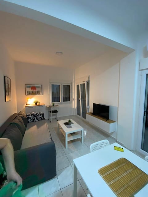 Bed, TV and multimedia, Living room, Seating area
