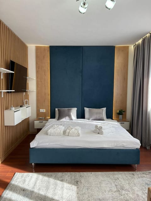 Bed, TV and multimedia, Photo of the whole room, Bedroom, towels, wardrobe