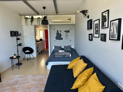 Bed, Photo of the whole room, Seating area