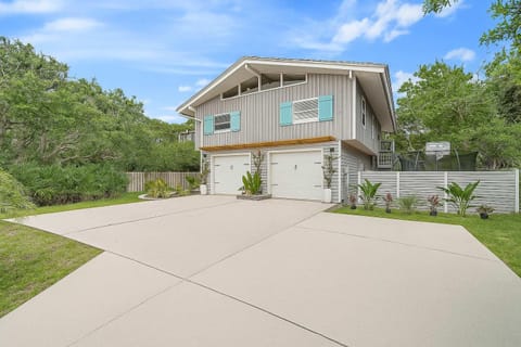 Beachside Cabana Walk to Beach Dog Friendly House in Vilano Beach