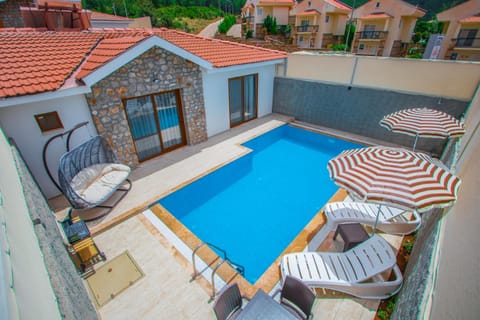 BBQ facilities, Dining area, Swimming pool, sunbed