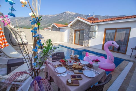 Patio, Food and drinks, Dining area, Mountain view, Swimming pool