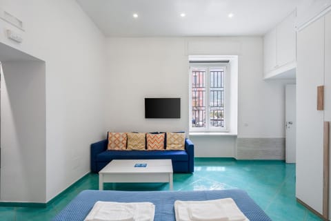 Communal lounge/ TV room, Bed, TV and multimedia, Living room, Photo of the whole room, Seating area, Bedroom, towels, air conditioner