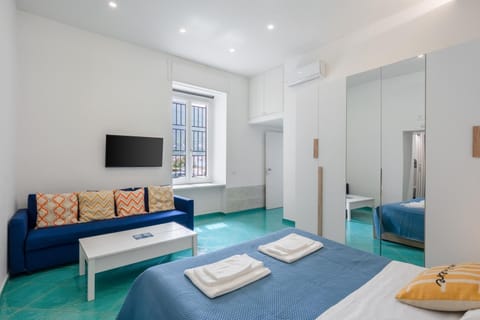 Bed, TV and multimedia, Living room, Photo of the whole room, Bedroom, towels, wardrobe