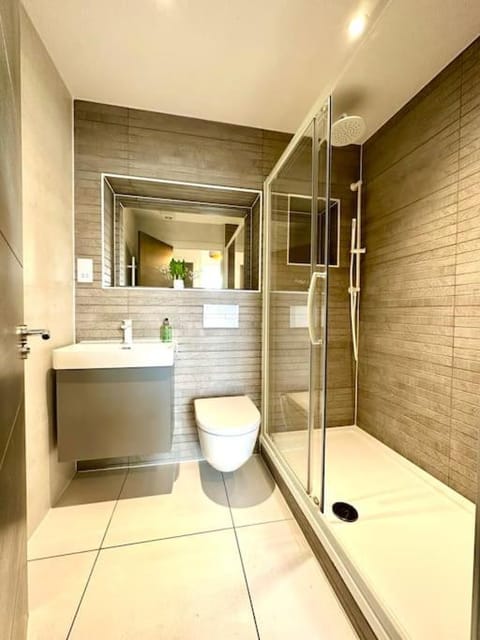 Designer Apartment inc Free Parking & FAST WiFi 1 Minute walk to Poole Quay - Great Location - Free Parking - Fast WiFi - Smart TV - Newly decorated - sleeps up to 2! Close to Poole & Bournemouth & Sandbanks Apartment in Poole