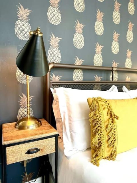 Designer Apartment inc Free Parking & FAST WiFi 1 Minute walk to Poole Quay - Great Location - Free Parking - Fast WiFi - Smart TV - Newly decorated - sleeps up to 2! Close to Poole & Bournemouth & Sandbanks Apartment in Poole