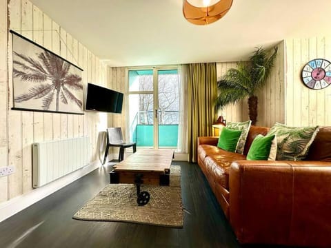 Designer Apartment inc Free Parking & FAST WiFi 1 Minute walk to Poole Quay - Great Location - Free Parking - Fast WiFi - Smart TV - Newly decorated - sleeps up to 2! Close to Poole & Bournemouth & Sandbanks Apartment in Poole