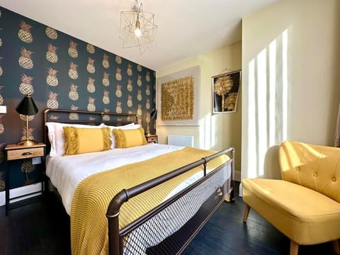 Designer Apartment inc Free Parking & FAST WiFi 1 Minute walk to Poole Quay - Great Location - Free Parking - Fast WiFi - Smart TV - Newly decorated - sleeps up to 2! Close to Poole & Bournemouth & Sandbanks Apartment in Poole