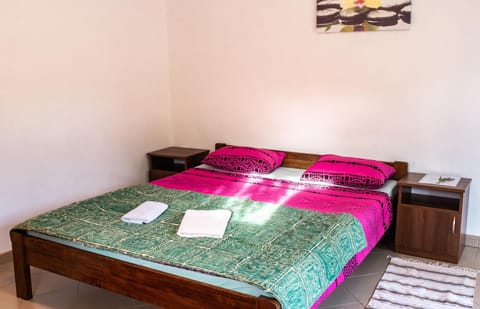 Bed, Bedroom, towels