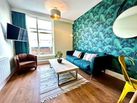 Amazing Modern Apartment - Free Secure Parking! - 1 Minute walk to Poole Quay - Great Location - Free Parking - Fast WiFi - Smart TV - Newly decorated - sleeps up to 2! Close to Poole & Bournemouth & Sandbanks Apartment in Poole
