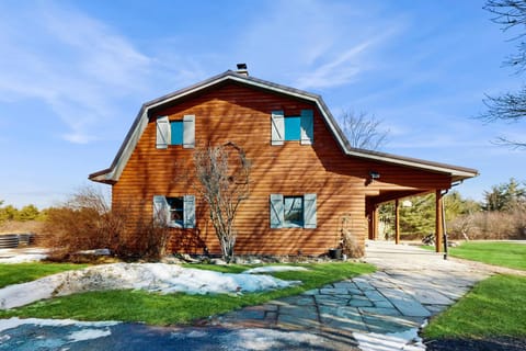 Rock Stream Sanctuary House in Seneca Lake