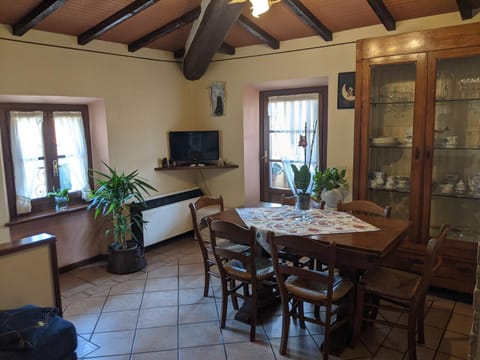 TV and multimedia, Seating area, Dining area