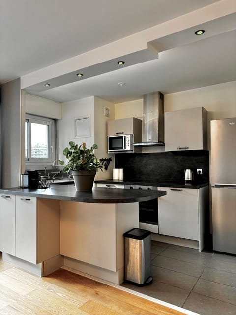 Appartement Avec Balcon Vue Sur La Défense Apartment in Puteaux