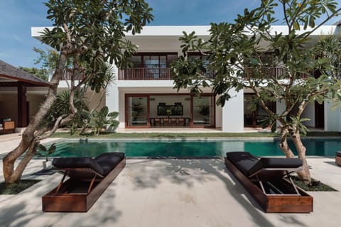 Property building, Swimming pool, sunbed