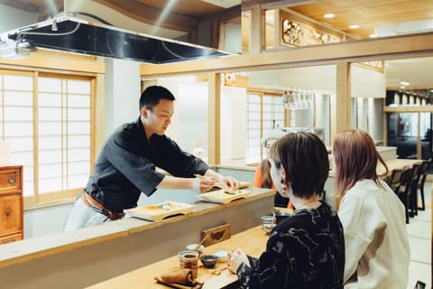 Staff, Restaurant/places to eat, Guests