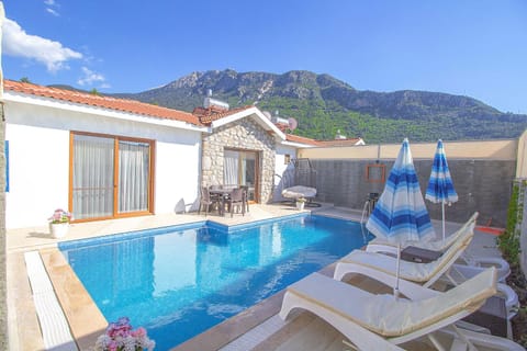 BBQ facilities, Dining area, Swimming pool, sunbed