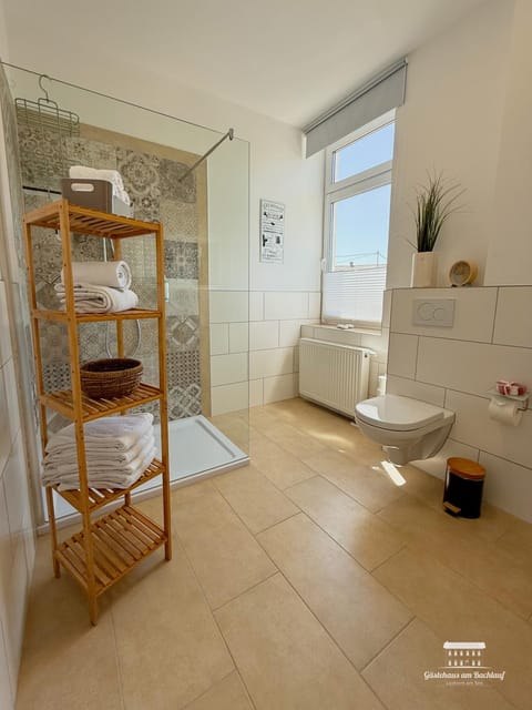 Shower, Toilet, Bathroom, towels