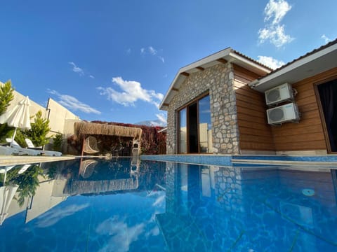 Patio, Dining area, Swimming pool