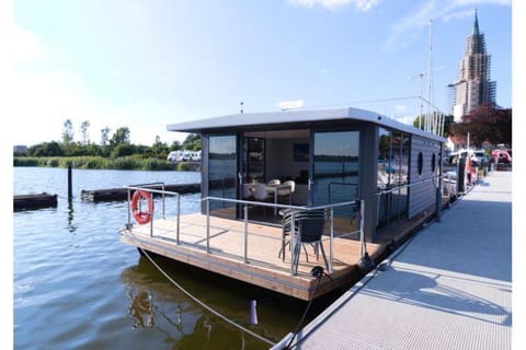 Hausboot Fjord Aries mit Dachterrasse in Schleswig Docked boat in Schleswig