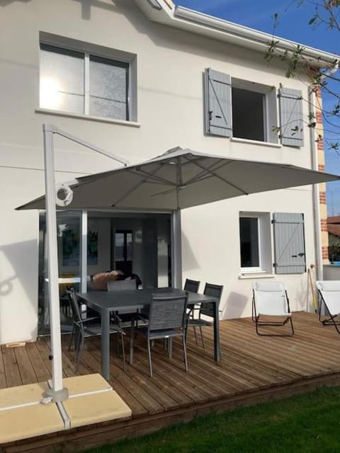 Property building, Patio, Balcony/Terrace, Dining area