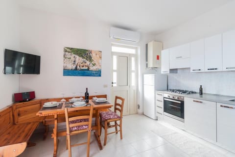 TV and multimedia, Kitchen or kitchenette, Dining area, dishwasher, minibar, pet friendly, stove, air conditioner