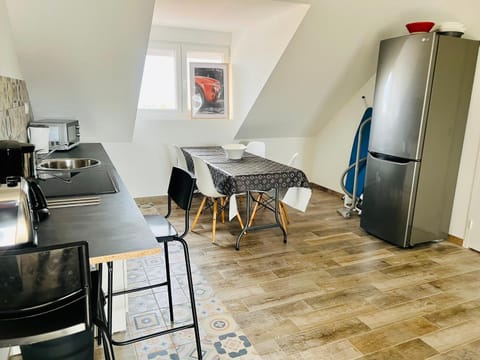 Kitchen or kitchenette, Living room, Seating area, Dining area