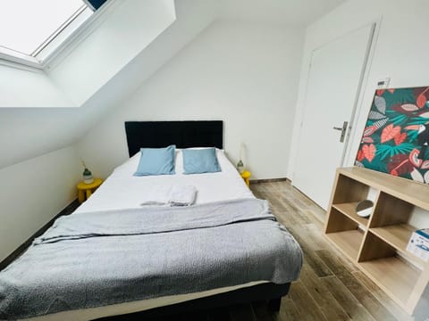 Bed, Photo of the whole room, Bedroom, wardrobe