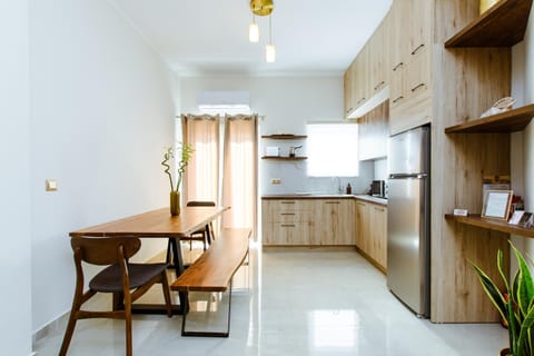 Kitchen or kitchenette, Dining area, minibar
