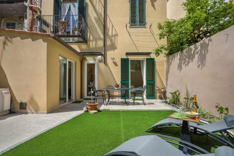 Patio, Day, Garden, Garden view, sunbed