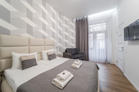 Bed, TV and multimedia, Photo of the whole room, Seating area, Bedroom