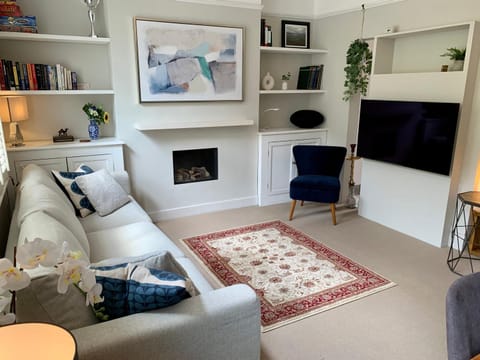 TV and multimedia, Living room, Seating area, flat iron