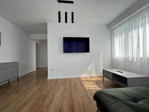Property building, Communal lounge/ TV room, TV and multimedia, Living room, Seating area, Evening entertainment