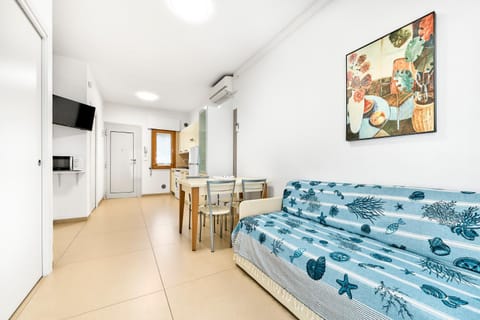 Bed, TV and multimedia, Kitchen or kitchenette, Living room, Seating area, Dining area, air conditioner