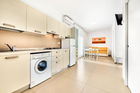 Kitchen or kitchenette, Dining area, oven, stove, washing machine, kitchen, kitchen, air conditioner